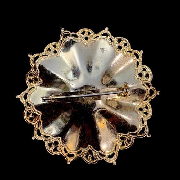 RARE Vintage Gold Floral Enamel Filigree Brooch - Red & White with Navy Center - Picture 3 of 7